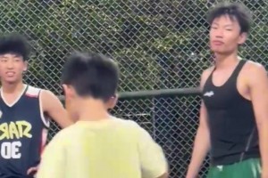 大学生和小孩哥打篮球，打赌谁输了谁做俯卧撑，这一刻他是主角